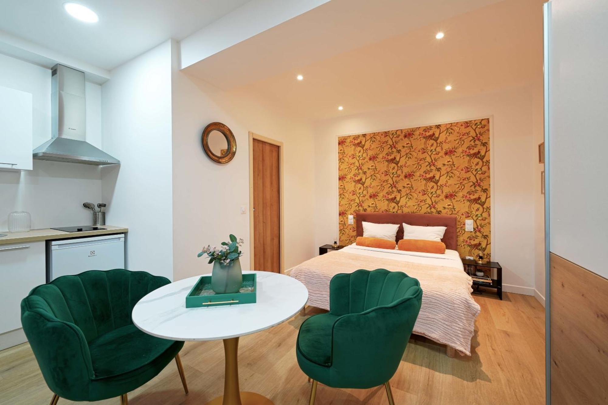Modern Renovated Studio With A Touch Of Gilded Glamour Central Paris Apartment ภายนอก รูปภาพ