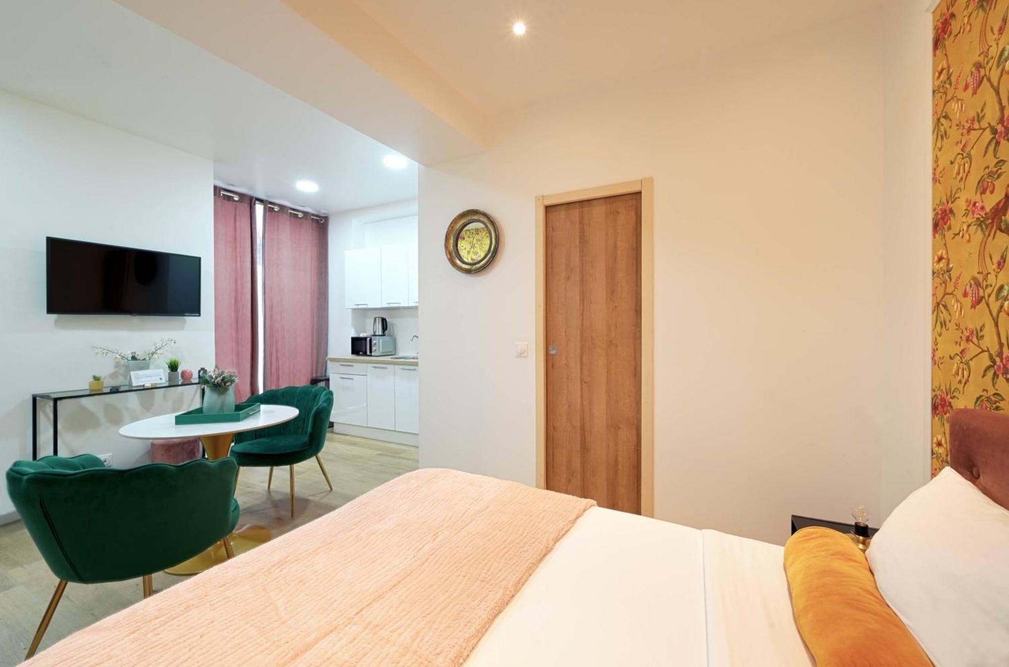 Modern Renovated Studio With A Touch Of Gilded Glamour Central Paris Apartment ภายนอก รูปภาพ