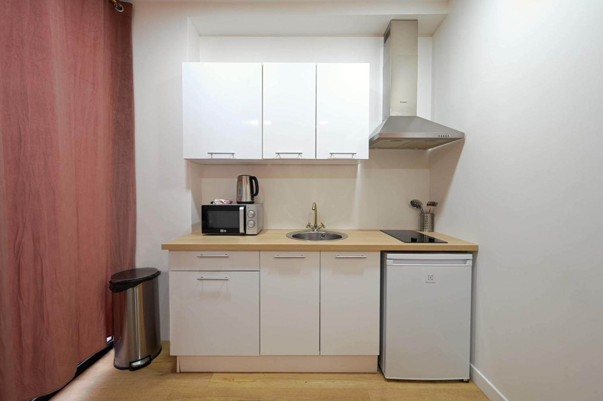 Modern Renovated Studio With A Touch Of Gilded Glamour Central Paris Apartment ภายนอก รูปภาพ