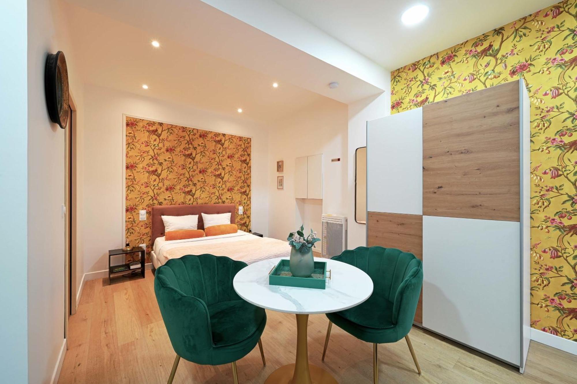 Modern Renovated Studio With A Touch Of Gilded Glamour Central Paris Apartment ภายนอก รูปภาพ